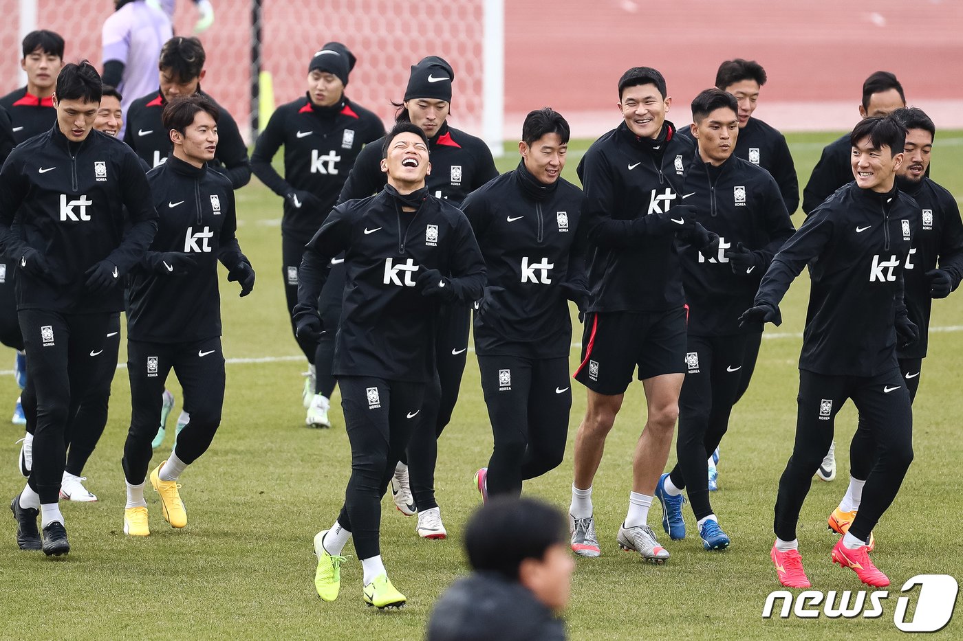 본문 이미지 - 대한민국 축구대표팀이 15일 서울 양천구 목동운동장에서 2026 북중미 월드컵 아시아지역 2차 예선 C조 조별리그 1차전 싱가포르와의 경기를 앞두고 훈련하고 있다. 16일 오후 8시 서울월드컵경기장에서 열리는 싱가포르전은 미국, 멕시코, 캐나다가 공동 개최하는 2026 북중미 월드컵을 향한 첫 걸음이다. 한국은 2차 예선 C조에서 싱가포르, 중국, 태국과 겨뤄 상위 2개 팀이 3차 예선에 진출한다. 2023.11.15/뉴스1 ⓒ News1 유승관 기자