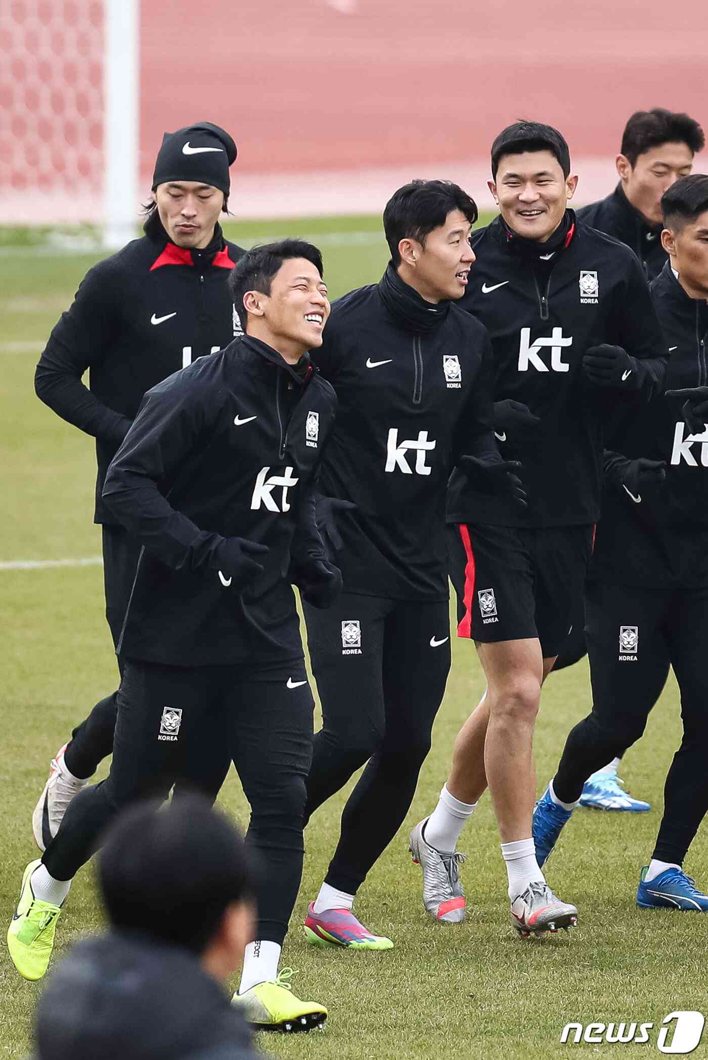 대한민국 축구대표팀 황희찬(앞줄 왼쪽부터), 손흥민, 김민재를 비롯한 선수들이 15일 서울 양천구 목동운동장에서 2026 북중미 월드컵 아시아지역 2차 예선 C조 조별리그 1차전 싱가포르와의 경기를 앞두고 훈련하고 있다. 2023.11.15/뉴스1 © News1 유승관 기자