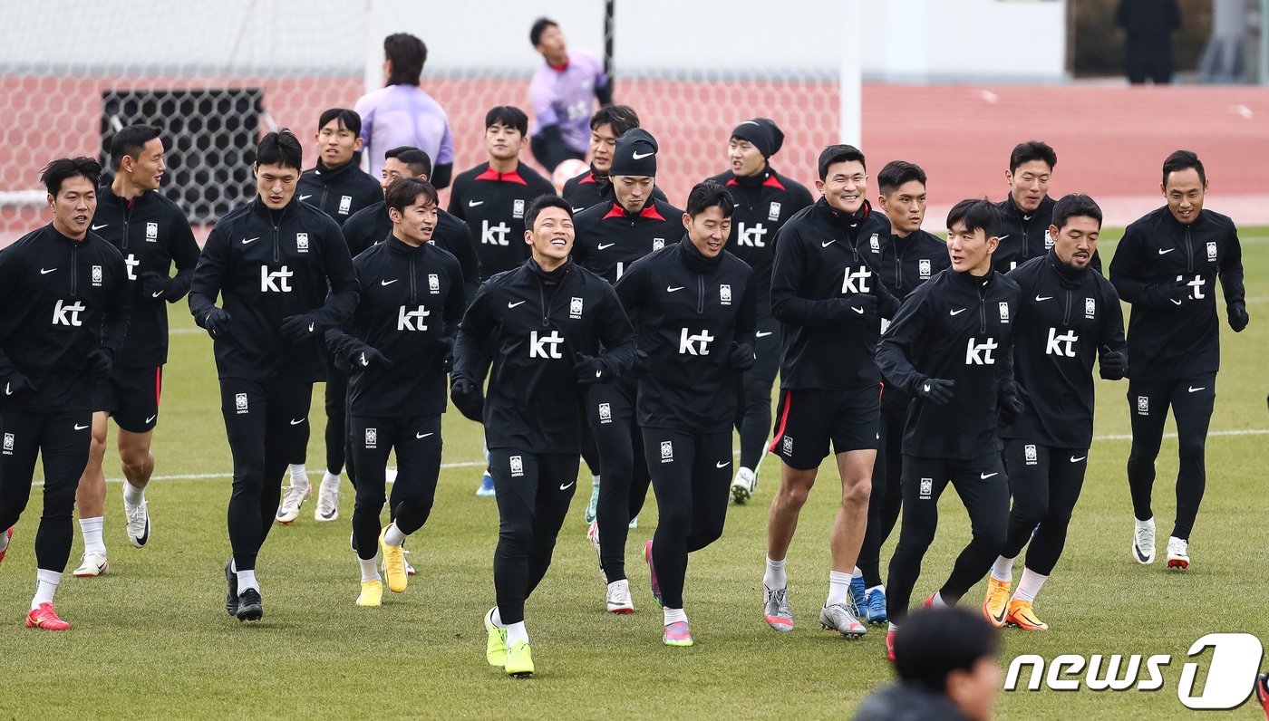 대한민국 축구대표팀이 15일 서울 양천구 목동운동장에서 2026 북중미 월드컵 아시아지역 2차 예선 C조 조별리그 1차전 싱가포르와의 경기를 앞두고 훈련하고 있다. 16일 오후 8시 서울월드컵경기장에서 열리는 싱가포르전은 미국, 멕시코, 캐나다가 공동 개최하는 2026 북중미 월드컵을 향한 첫 걸음이다. 한국은 2차 예선 C조에서 싱가포르, 중국, 태국과 겨뤄 상위 2개 팀이 3차 예선에 진출한다. 2023.11.15/뉴스1 ⓒ News1 유승관 기자