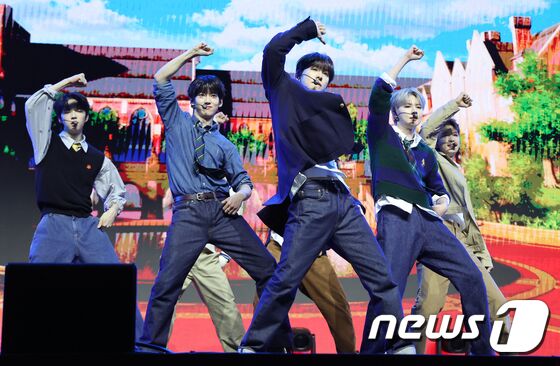 멋진 무대 펼치는 앰퍼샌드원
