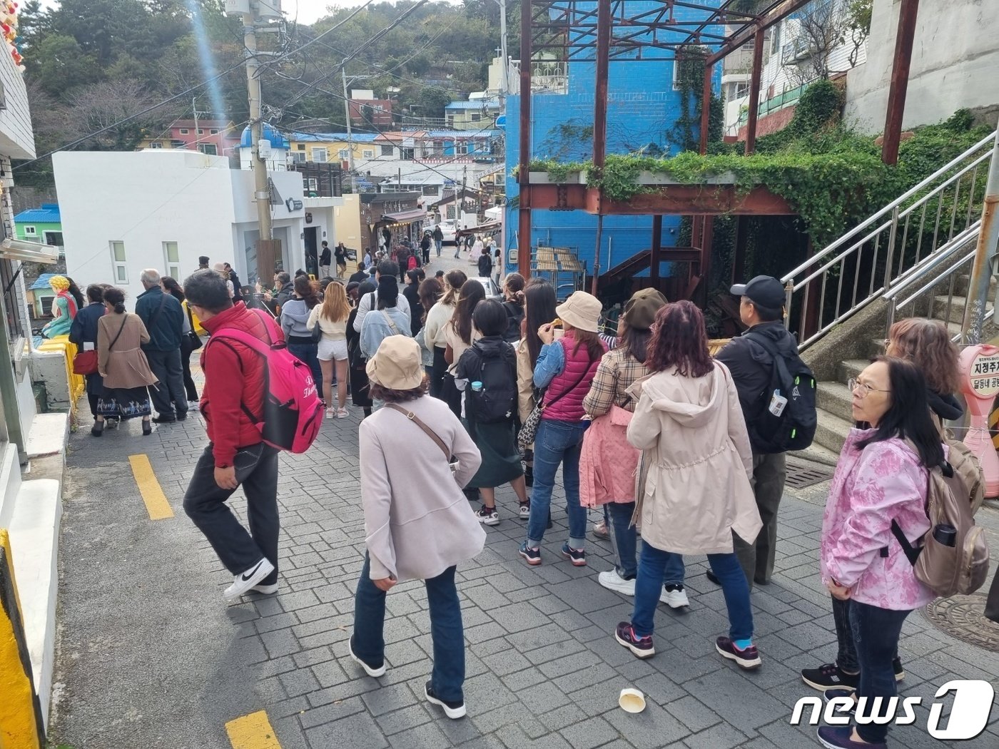 본문 이미지 - 감천문화마을 내 설치된 포토존 인근에 많은 관광객이 몰려 북적이고 있다./뉴스1 이현동 기자