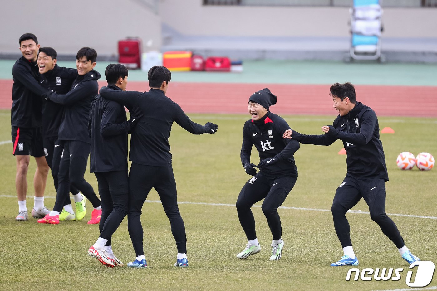 이강인, 황의조를 비롯한 대한민국 축구대표팀이 15일 서울 양천구 목동운동장에서 2026 북중미 월드컵 아시아지역 2차 예선 C조 조별리그 1차전 싱가포르와의 경기를 앞두고 훈련하고 있다. 16일 오후 8시 서울월드컵경기장에서 열리는 싱가포르전은 미국, 멕시코, 캐나다가 공동 개최하는 2026 북중미 월드컵을 향한 첫 걸음이다. 한국은 2차 예선 C조에서 싱가포르, 중국, 태국과 겨뤄 상위 2개 팀이 3차 예선에 진출한다. 2023.11.15/뉴스1 ⓒ News1 유승관 기자