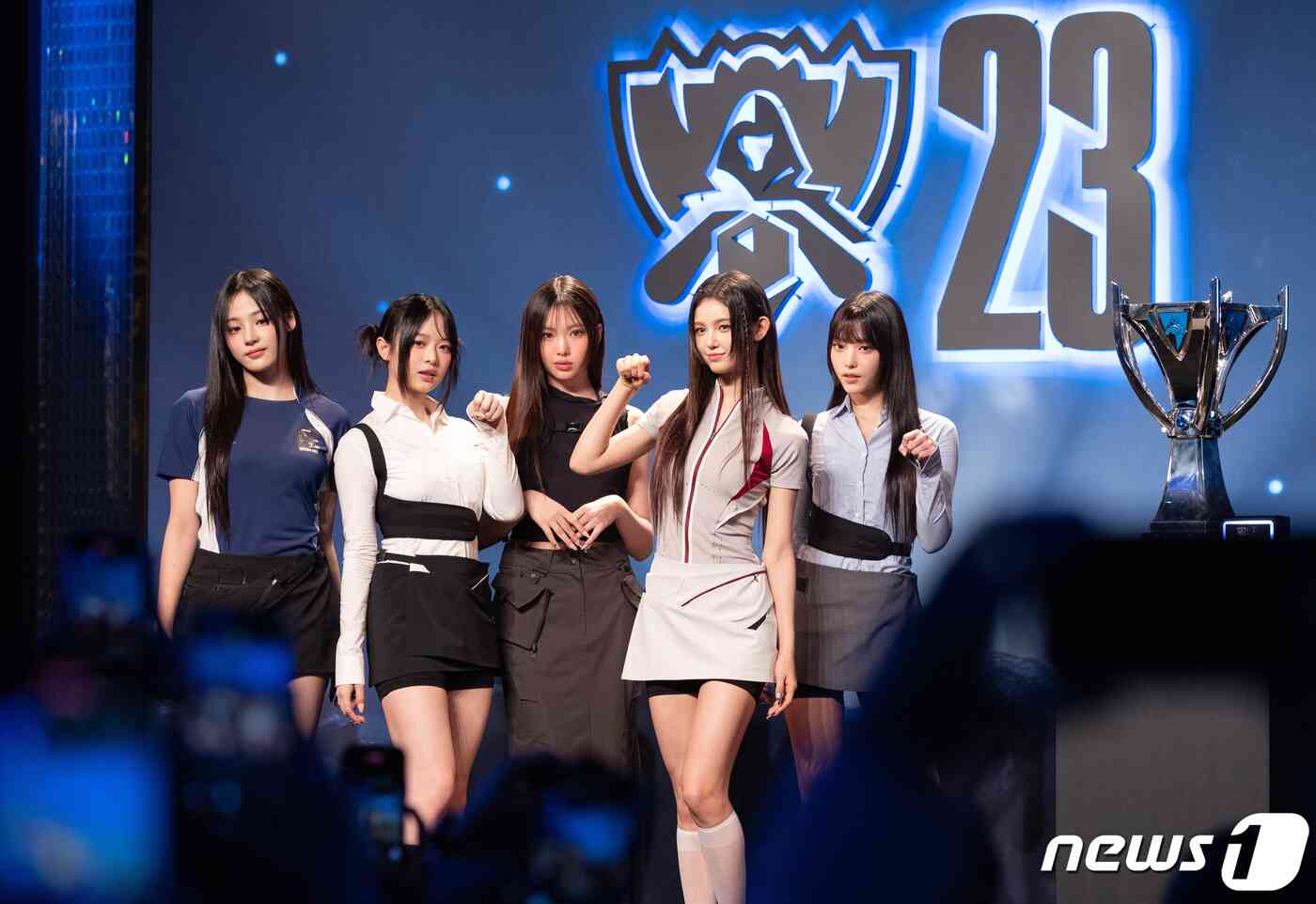 걸그룹 뉴진스가 15일 서울 중구 반얀트리호텔에서 열린 2023 리그 오브 레전드 월드 챔피언십 파이널 미디어데이에서 기념촬영을 하고 있다. 2023.11.15/뉴스1 © News1 김도우 기자