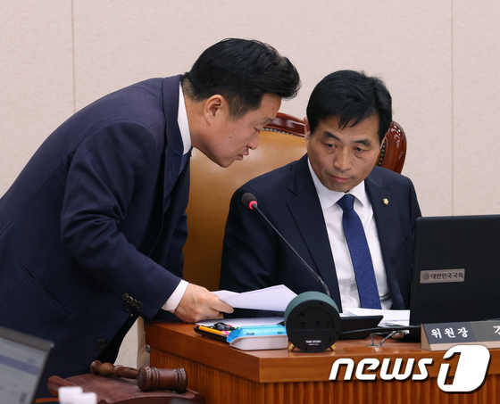 김민기 위원장과 최인호 간사 '국토교통위 논의'