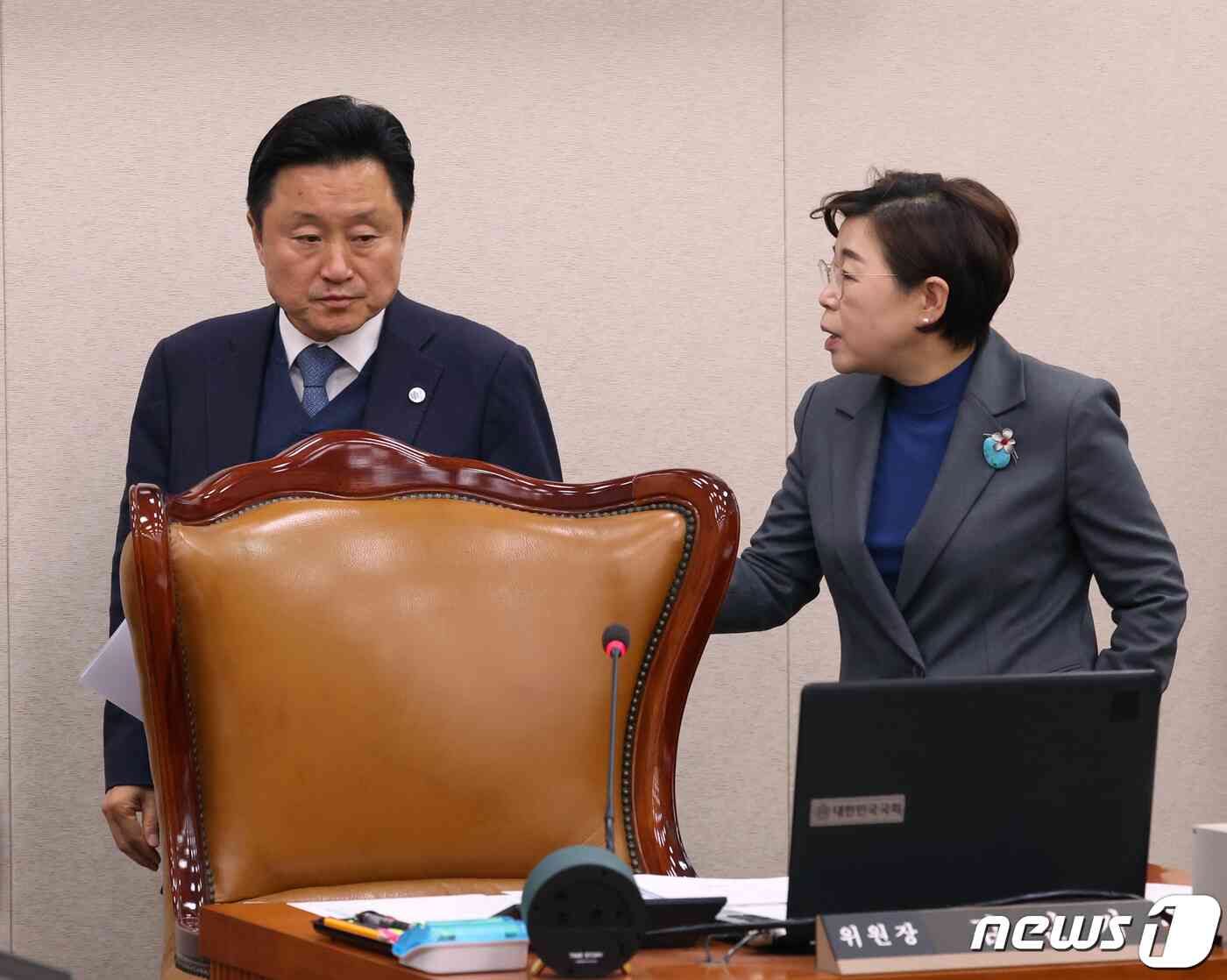 국토교통위 더불어민주당 최인호 간사와 국민의힘 김정재 간사가 15일 서울 여의도 국회에서 열린 국토교통위원회 전체회의에서 대화를 하고 있다. 2023.11.15/뉴스1 © News1 송원영 기자