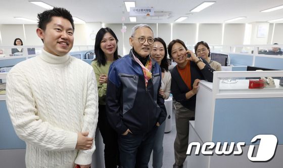 영진위 직원들과 기념 촬영하는 유인촌 장관