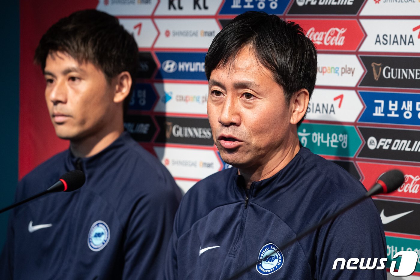 본문 이미지 - 니시가야 다카유키 싱가포르 축구대표팀 감독이 15일 서울월드컵경기장에서 열린 2026 북중미 월드컵 아시아지역 2차 예선 C조 조별리그 1차전 대한민국과의 경기를 앞두고 열린 기자회견에서 취재진 질문에 답하고 있다. 클린스만 감독이 이끄는 한국은 16일 오후 8시 서울월드컵경기장에서 북중미 월드컵 아시아지역 2차예선 C조 1차전 싱가포르와 맞대결을 벌인다. 한국은 2차 예선 C조에서 싱가포르, 중국, 태국과 겨뤄 상위 2개 팀이 3차 예선에 진출한다. 2023.11.15/뉴스1 ⓒ News1 유승관 기자