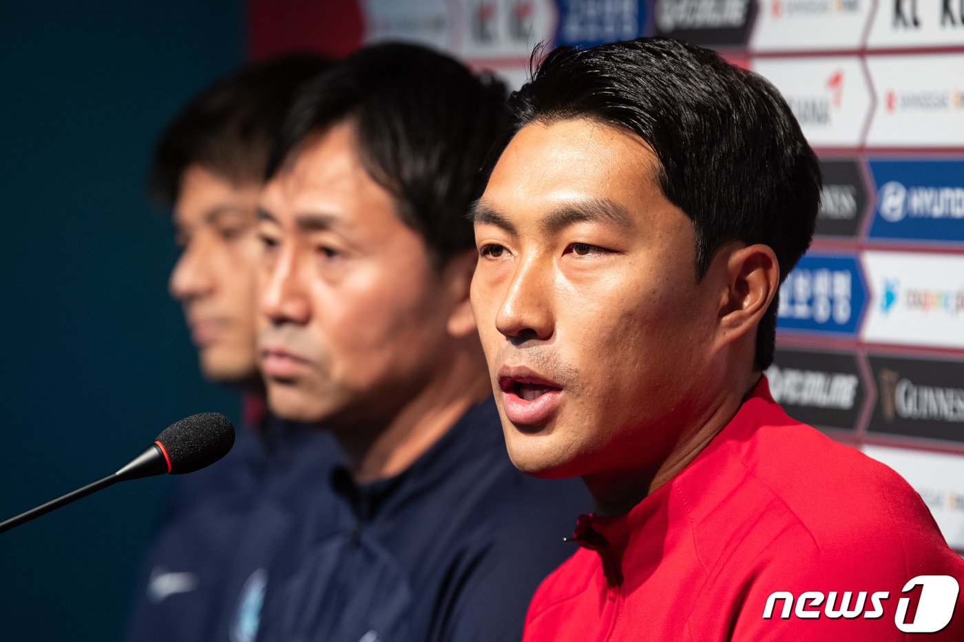 본문 이미지 - 싱가포르 축구대표팀 한국계 공격수 송의영이 15일 서울월드컵경기장에서 열린 2026 북중미 월드컵 아시아지역 2차 예선 C조 조별리그 1차전 대한민국과의 경기를 앞두고 열린 기자회견에서 취재진 질문에 답하고 있다. 클린스만 감독이 이끄는 한국은 16일 오후 8시 서울월드컵경기장에서 북중미 월드컵 아시아지역 2차예선 C조 1차전 싱가포르와 맞대결을 벌인다. 한국은 2차 예선 C조에서 싱가포르, 중국, 태국과 겨뤄 상위 2개 팀이 3차 예선에 진출한다. 2023.11.15/뉴스1 ⓒ News1 유승관 기자