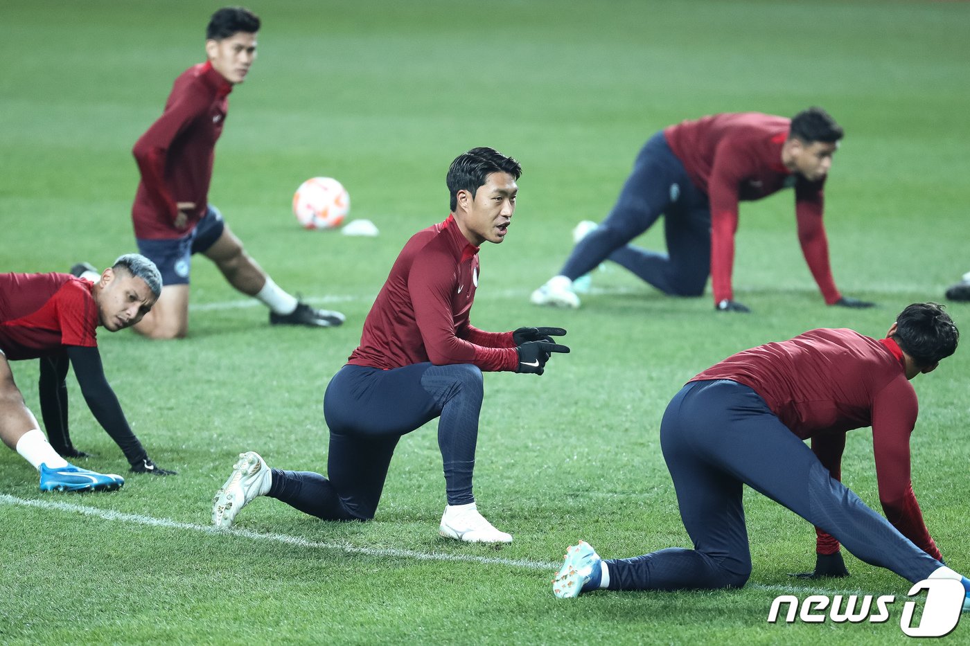 한국계 공격수 송의영을 비롯한 싱가포르 축구대표팀이 15일 서울월드컵경기장에서 2026 북중미 월드컵 아시아지역 2차 예선 C조 조별리그 1차전 대한민국과의 경기를 앞두고 훈련하고 있다. 클린스만 감독이 이끄는 한국은 16일 오후 8시 서울월드컵경기장에서 북중미 월드컵 아시아지역 2차예선 C조 1차전 싱가포르와 맞대결을 벌인다. 한국은 2차 예선 C조에서 싱가포르, 중국, 태국과 겨뤄 상위 2개 팀이 3차 예선에 진출한다. 2023.11.15/뉴스1 ⓒ News1 유승관 기자