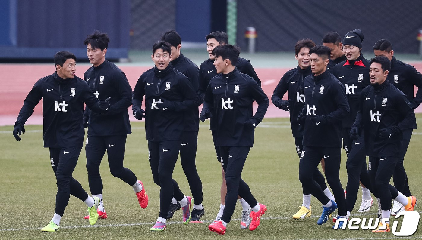 본문 이미지 - 대한민국 축구대표팀이 15일 서울 양천구 목동운동장에서 2026 북중미 월드컵 아시아지역 2차 예선 C조 조별리그 1차전 싱가포르와의 경기를 앞두고 훈련하고 있다. 2023.11.15/뉴스1 ⓒ News1 유승관 기자
