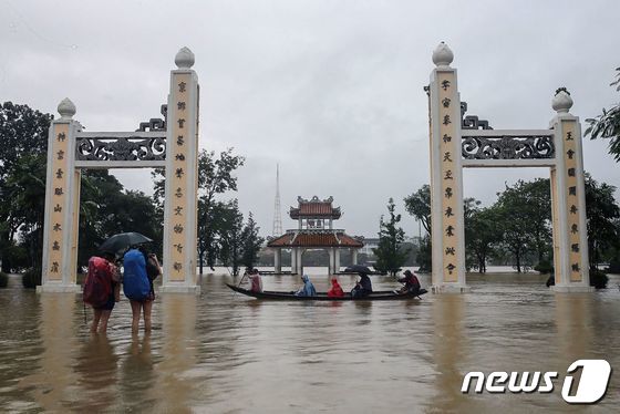 [사진] 폭우 쏟아진 베트남의 보트 타고 대피하는 주민들