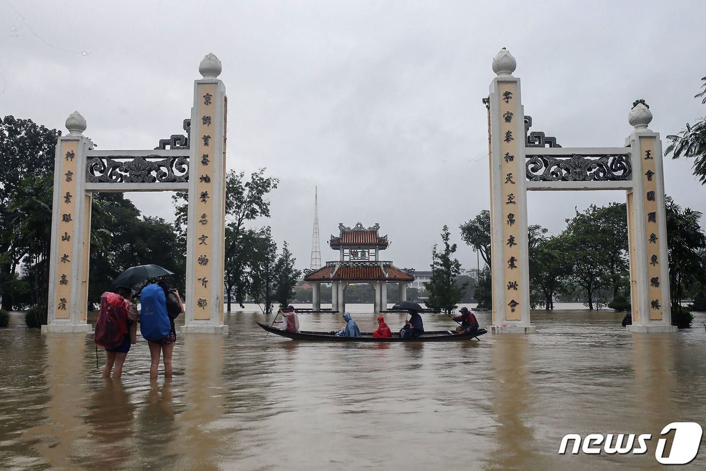 (후에 AFP=뉴스1) 우동명 기자 = 15일(현지시간) 폭우가 쏟아져 홍수가 발생한 베트남 후에에서 주민들이 보트를 타고 대피를 하고 있다. 2023.11.15ⓒ AFP=뉴스1