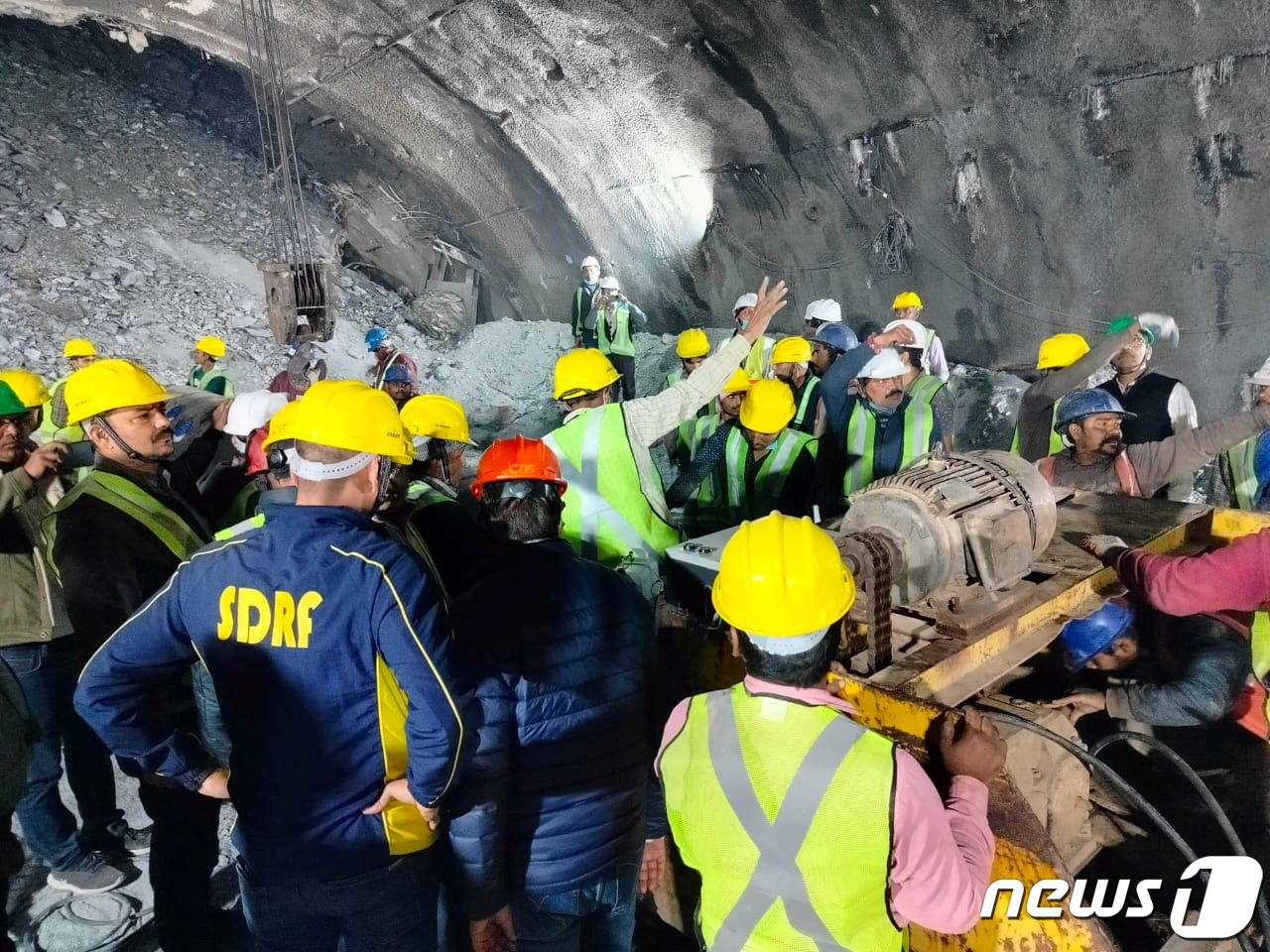 (우타르카 로이터=뉴스1) 김성식 기자 = 인도 북부 우타라칸드주  우타르카시에서 건설 중이던 고속도로 터널 일부가 지난 12일(현지시간) 붕괴돼 인부 40명이 고립되자 14일 소 …