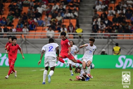 본문 이미지 - 15일 오후 인도네시아 자카르타 인터내셔널 스타디움에서 열린 2023 국제축구연맹(FIFA) 17세 이하(U-17) 월드컵 조별예선 2차전 대한민국과 프랑스의 경기, 서정혁이 상대 수비에 둘러싸여 있다. (대한축구협회 제공) 2023.11.15/뉴스1
