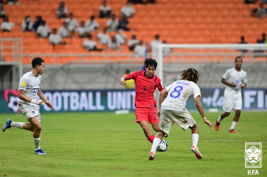 15일 오후 인도네시아 자카르타 인터내셔널 스타디움에서 열린 2023 국제축구연맹&#40;FIFA&#41; 17세 이하&#40;U-17&#41; 월드컵 조별예선 2차전 대한민국과 프랑스의 경기, 윤도영이 드리블을 하고 있다. &#40;대한축구협회 제공&#41; 2023.11.15/뉴스1