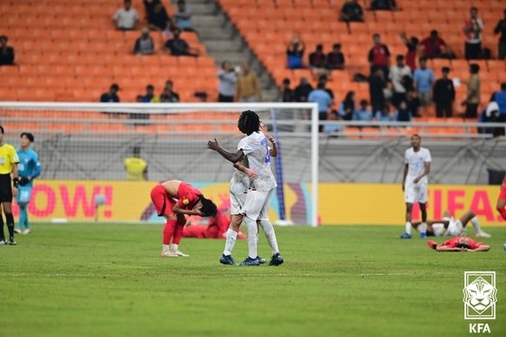 15일 오후 인도네시아 자카르타 인터내셔널 스타디움에서 열린 2023 국제축구연맹&#40;FIFA&#41; 17세 이하&#40;U-17&#41; 월드컵 조별예선 2차전 대한민국과 프랑스의 경기, 0:1로 패배한 한국 선수들이 아쉬워하는 가운데 승리를 거둔 프랑스 선수들이 기뻐하고 있다. &#40;대한축구협회 제공&#41; 2023.11.15/뉴스1