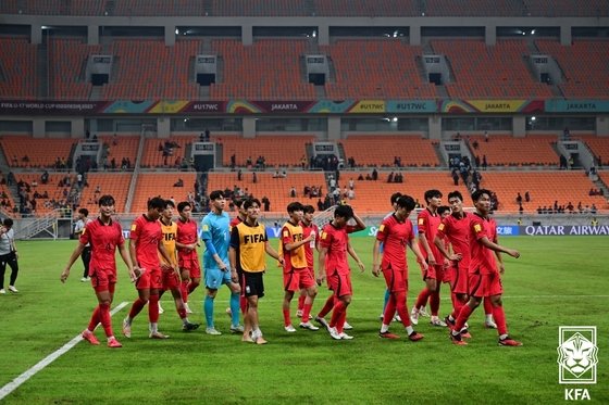 15일 오후 인도네시아 자카르타 인터내셔널 스타디움에서 열린 2023 국제축구연맹&#40;FIFA&#41; 17세 이하&#40;U-17&#41; 월드컵 조별예선 2차전 대한민국과 프랑스의 경기, 0:1로 패배한 한국 선수들이 아쉬워하고 있다. &#40;대한축구협회 제공&#41; 2023.11.15/뉴스1