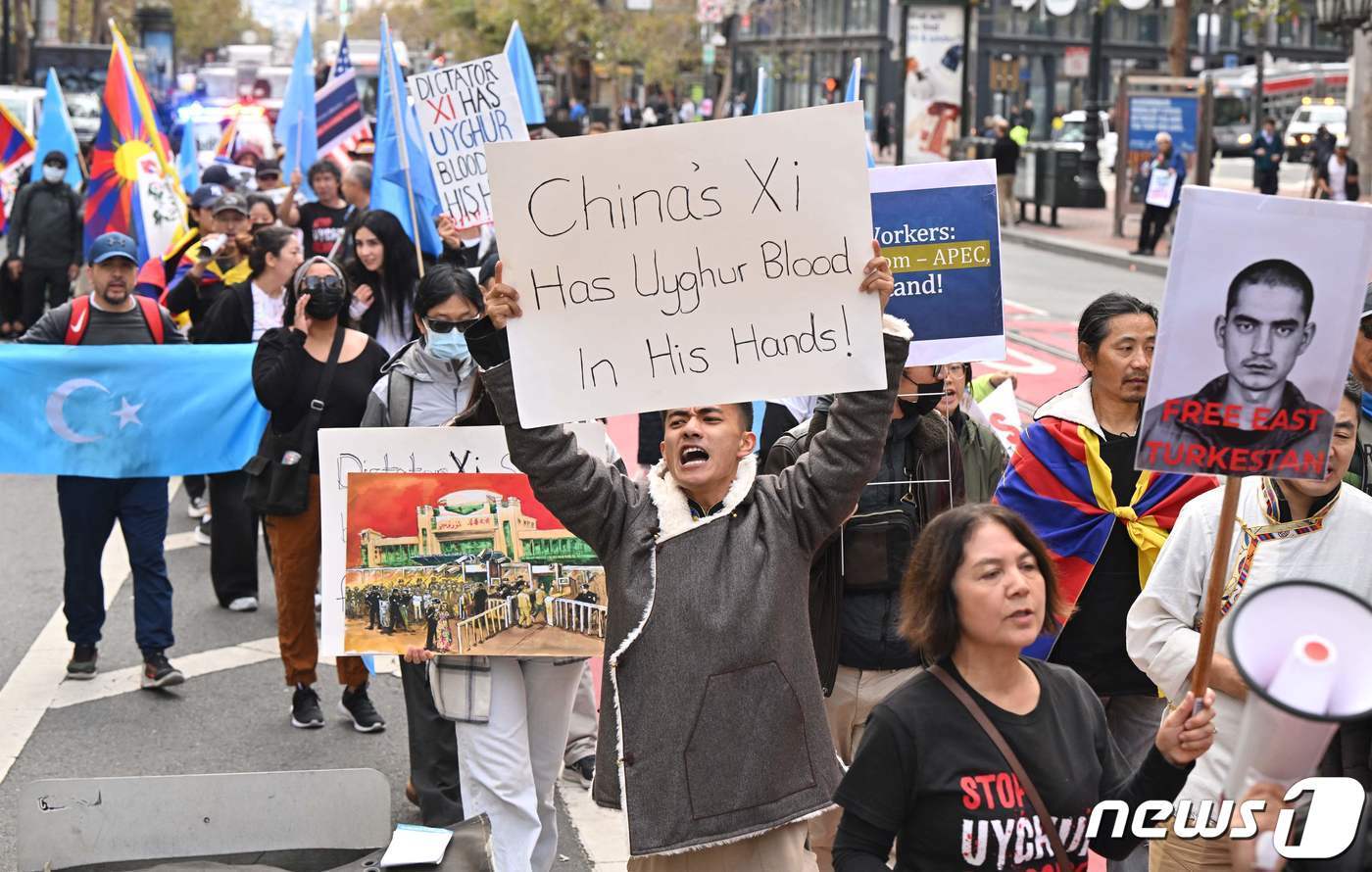 본문 이미지 - 시진핑 중국 국가주석이 아시아태평양경제협력체(APEC) 정상회의 참석을 위해 미국 캘리포니아주 샌프란시스코를 방문하자 15일(현지시간) 시위대가 거리로 나와 시위를 벌이고 있다. 2023.11.16 ⓒ AFP=뉴스1 ⓒ News1 정지윤 기자