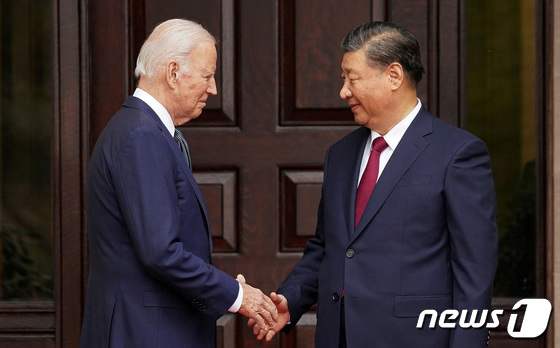 [사진] 1년 만에 만나 손 잡은 바이든 대통령과 시진핑 주석