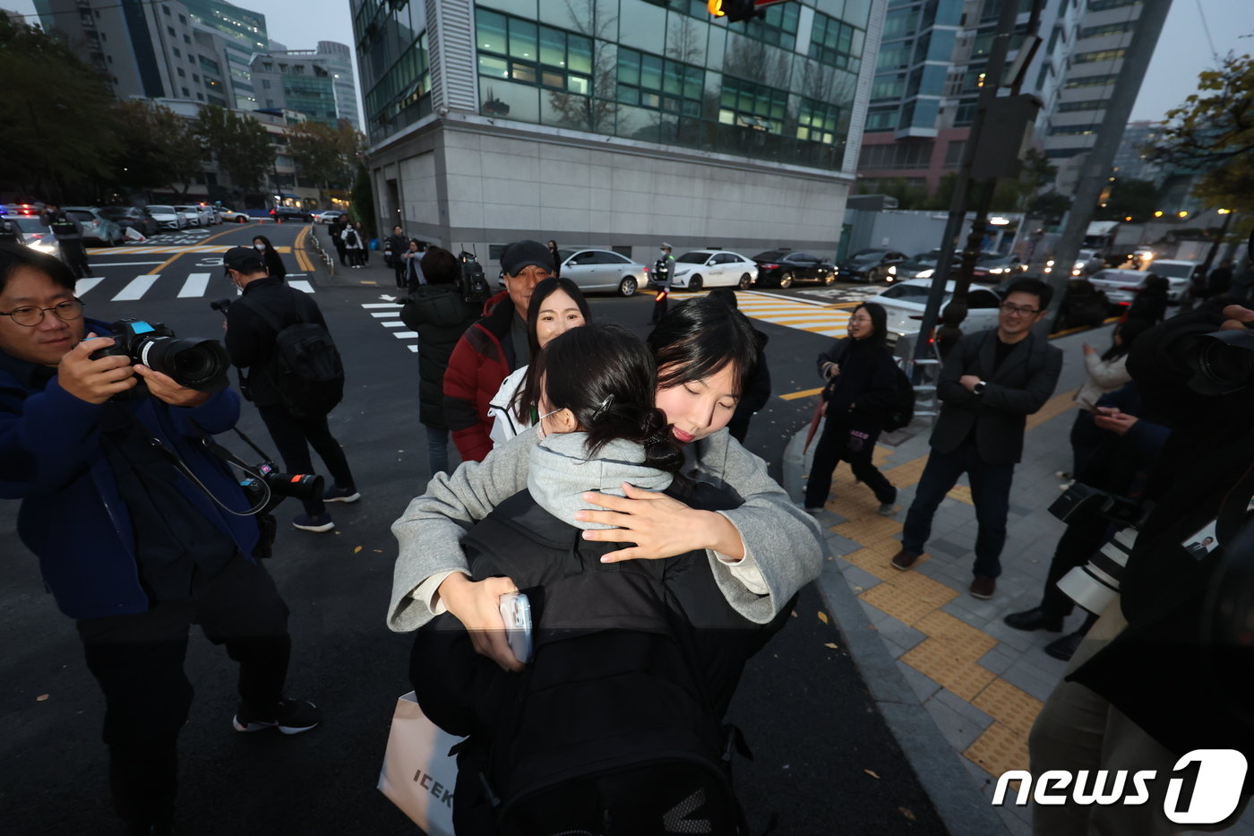 본문 이미지 - 2024학년도 대학수학능력시험일인 16일 오전 서울 중구 이화여자외국어고등학교 앞에서 수험생들이 포옹하고 있다. 2023.11.16/뉴스1 ⓒ News1 김민지 기자