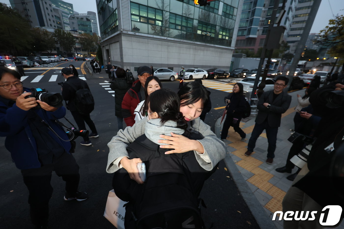 2024학년도 대학수학능력시험일인 16일 오전 서울 중구 이화여자외국어고등학교 앞에서 수험생들이 포옹하고 있다. 2023.11.16/뉴스1 ⓒ News1 김민지 기자