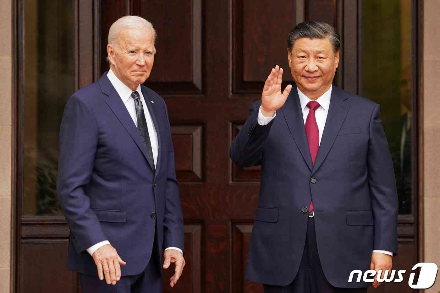 조 바이든 미국 대통령과 시진핑 중국 국가주석이 15일(현지시간) 캘리포니아주 샌프란시스코 우드사이드 인근의 파이롤리 에스테이트에서 APEC 정상회의 중 1년 만에 만나 포즈를 취하고 있다. 2023.11.16 © 로이터=뉴스1 © News1 우동명 기자