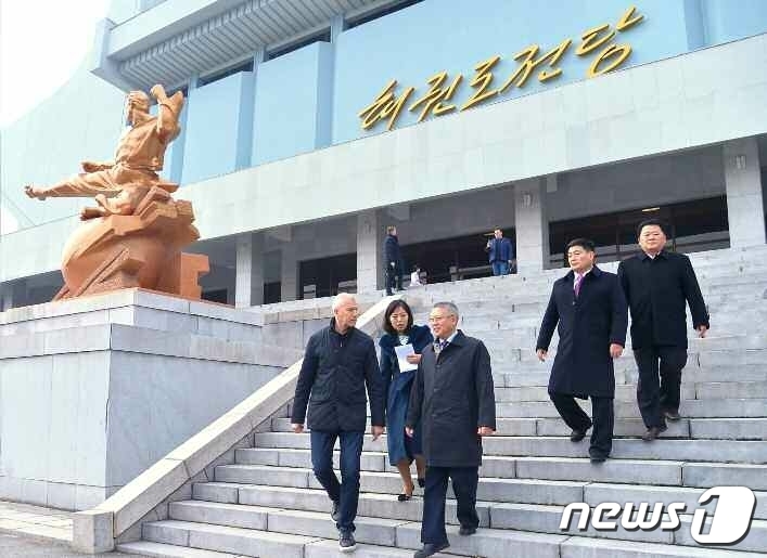 (평양 노동신문=뉴스1) = 북한 노동당 기관지 노동신문은 16일 "체육상 김일국 동지와 러시아연방 체육상 올레그 마티신 동지 사이의 회담이 만수대의사당에서 진행됐다"라고 보도했다 …