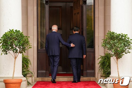 [사진] 회담장으로 시진핑 주석 안내하는 바이든 대통령