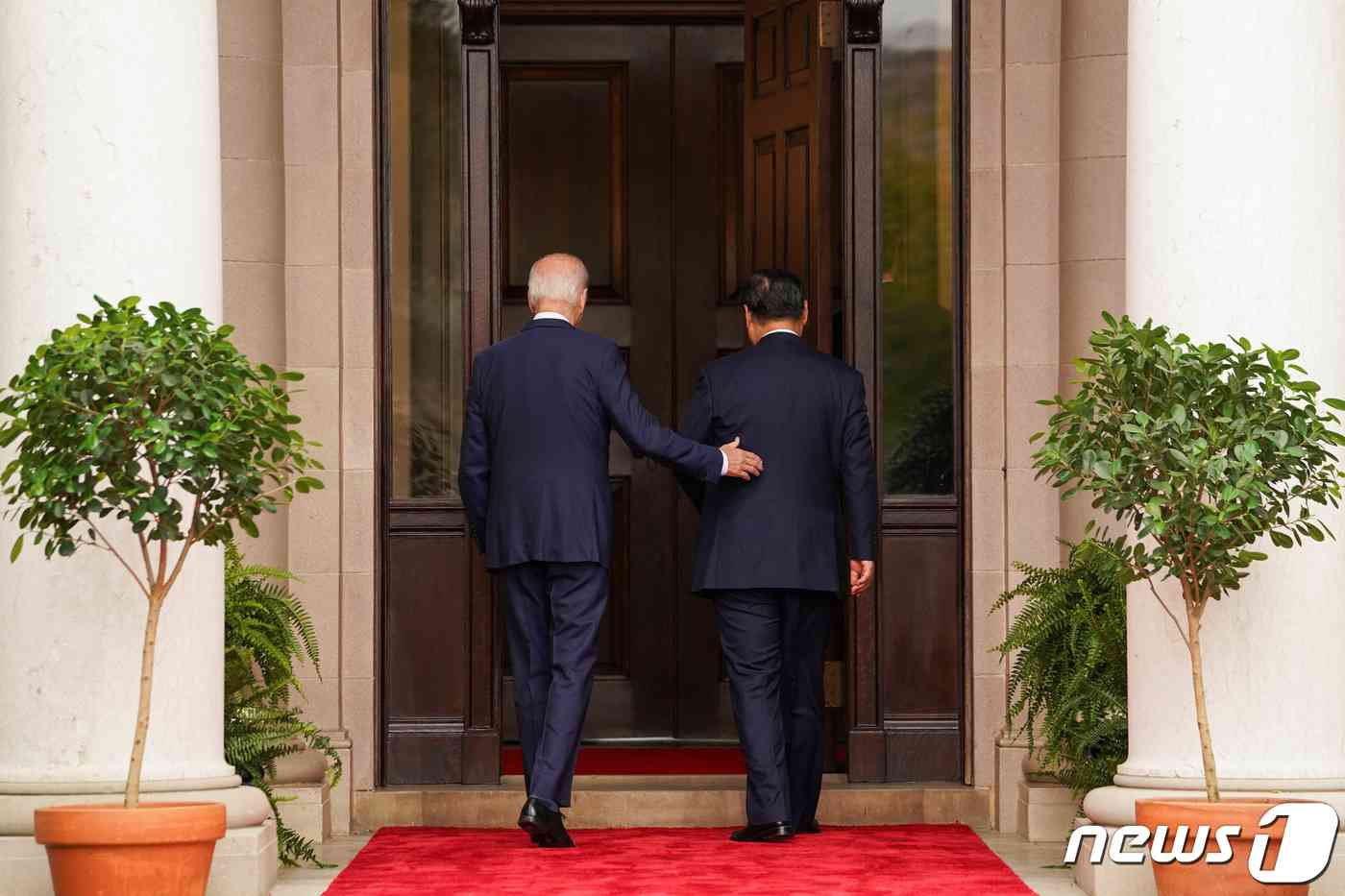 조 바이든 미국 대통령과 시진핑 중국 국가주석이 15일(현지시간) 캘리포니아주 샌프란시스코 우드사이드 인근의 파이롤리 에스테이트에서 APEC 정상회의 중 1년 만에 만나 회담장으로 들어 가고 있다. 2023.11.16 © 로이터=뉴스1 © News1 우동명 기자
