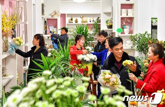 북한의 '어머니날' 붐비는 꽃상점…"뜻깊은 날"