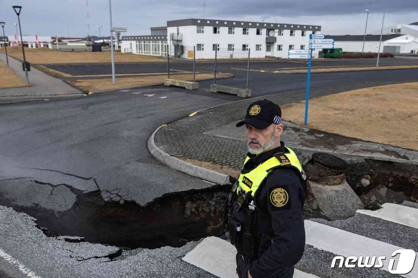 한 경찰이 현장을 지키고 있다. 2023.11.16 © 로이터=뉴스1 © News1 정지윤 기자