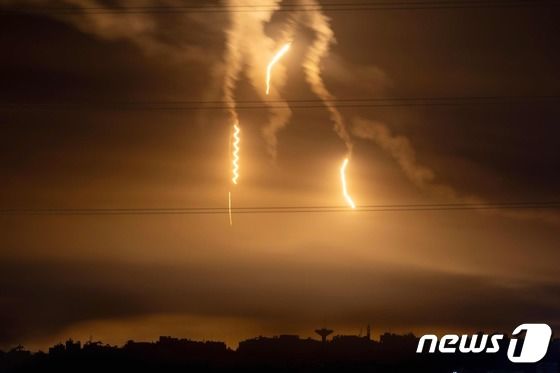 [포토] 가자 북부 하늘에 떨어지는 폭격