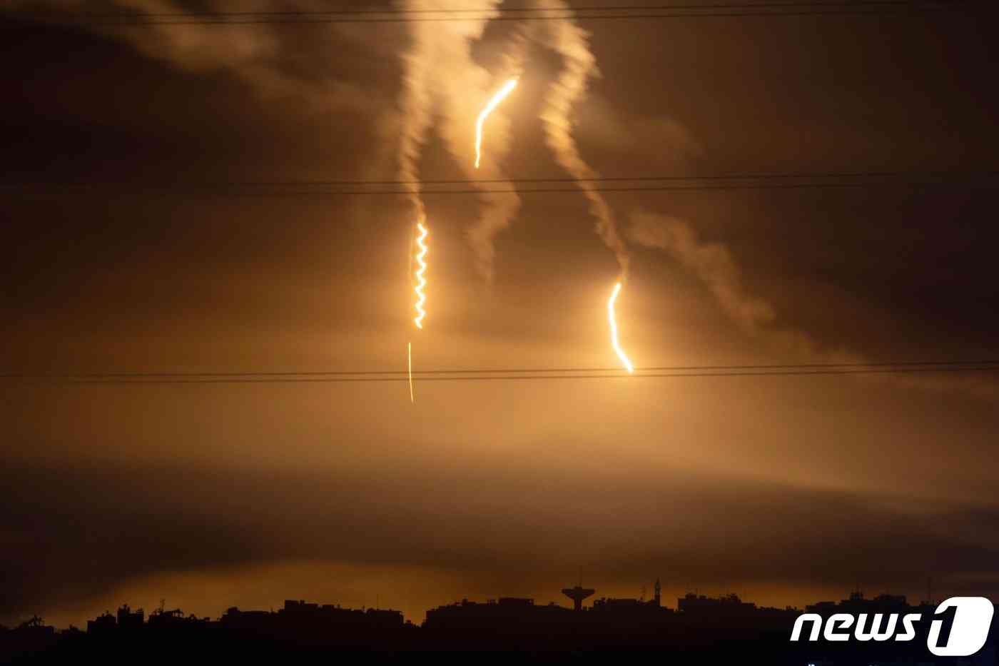 15일(현지시간) 가자지구 북부의 하늘에서 화염이 발사되고 있다. 2023.11.16 © AFP=뉴스1 © News1 정지윤 기자