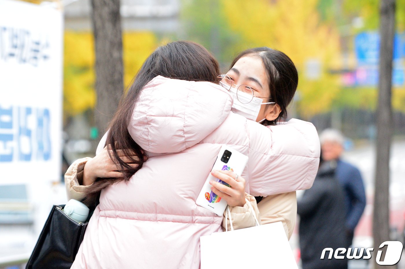 2024학년도 대학수학능력시험일인 16일 오전 광주 서구 상일여자고등학교에서 한 선생님이 수험생을 격려하고 있다. 2023.11.16/뉴스1 ⓒ News1 이승현 기자