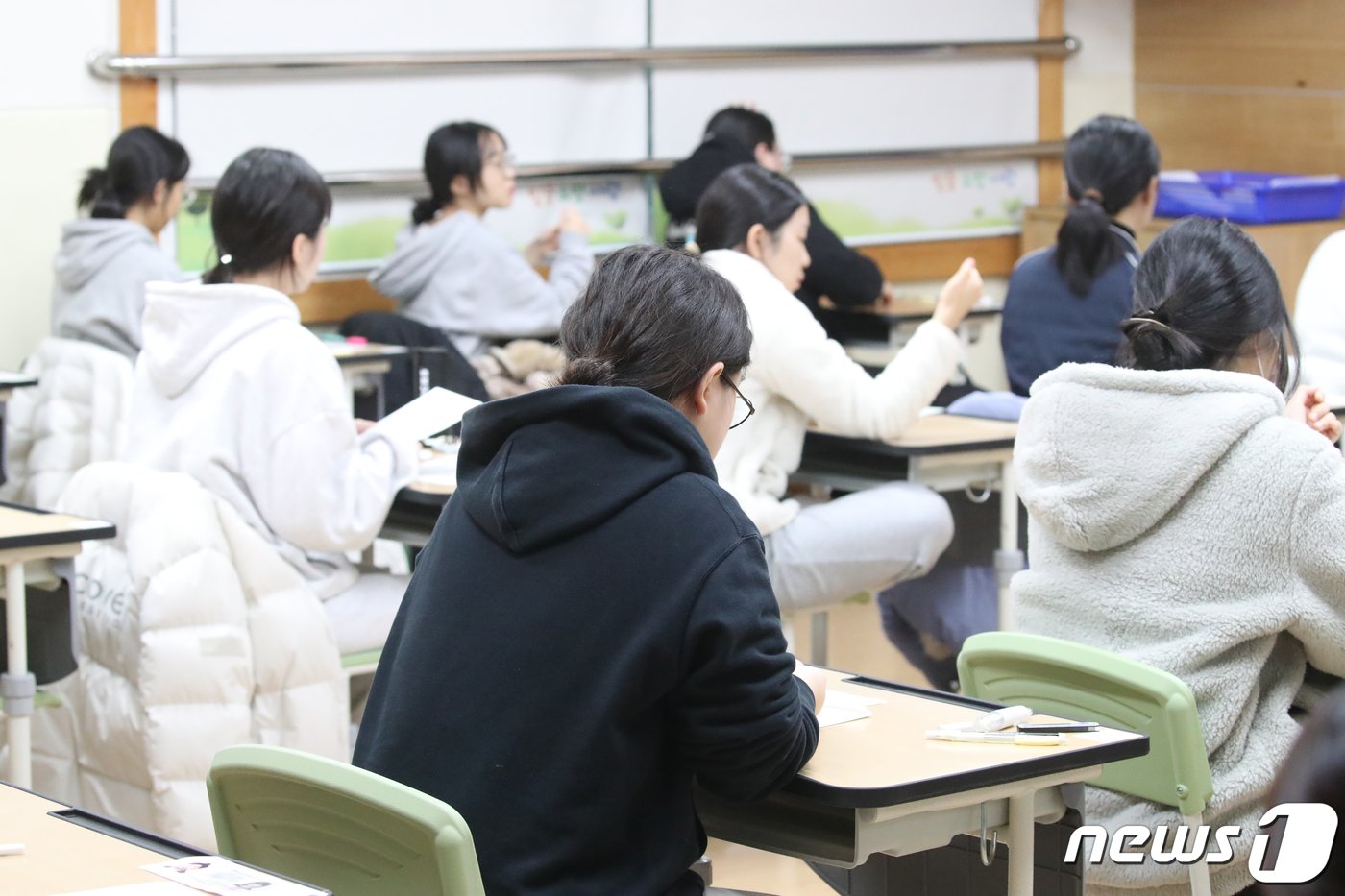 2024학년도 대학수학능력시험일인 16일 오전 광주 북구 경신여자고등학교 시험장에서 수험생들이 시험지 배부를 기다리고 있다. 2023.11.16/뉴스1 ⓒ News1 김태성 기자