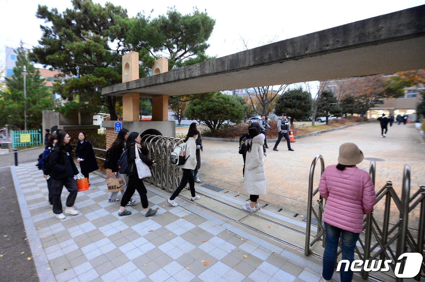 2024학년도 대학수학능력시험일인 16일 오전 광주 서구 상일여자고등학교에서 수험생들이 시험장으로 들어가고 있다. 2023.11.16/뉴스1 ⓒ News1 이승현 기자