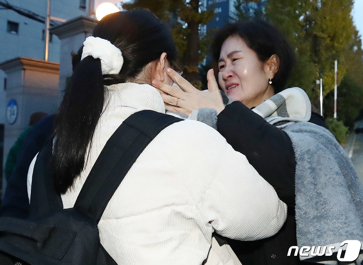 본문 이미지 - 2024학년도 대학수학능력시험일인 16일 오전 서울교육청 제12시험지구 제17시험장인 마포구 서울여자고등학교 앞에서 한 수험생이 어머니와 포옹을 하고 있다. 2023.11.16/뉴스1 ⓒ News1 박세연 기자