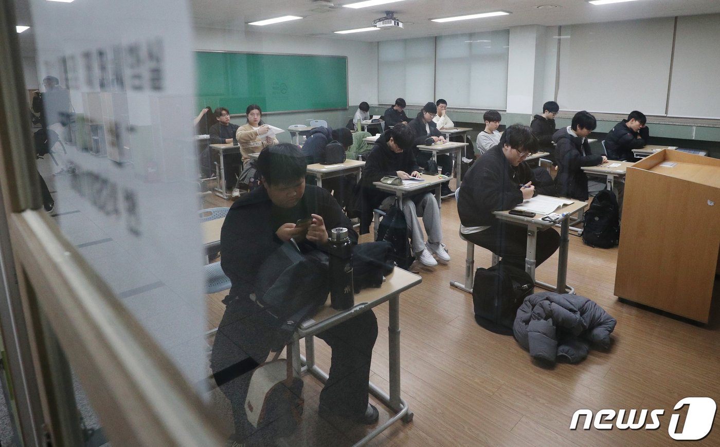 본문 이미지 - 2024학년도 대학수학능력시험일인 16일 오전 충북 청주고등학교에서 수험생들이 1교시 시험을 준비하고 있다. 2023.11.16/뉴스1 ⓒ News1 김용빈 기자