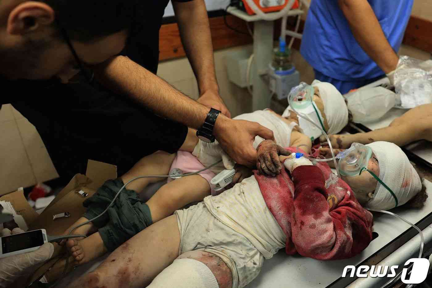 가자지구 중부 데이르 엘 바라의 알아크사 병원에서 부상을 입은 아이들이 15일(현지시간) 산소호흡기를 끼고 붕대를 감은 채 병상 위에 누워있다. 2023.11.16 © AFP=뉴스1 © News1 정지윤 기자