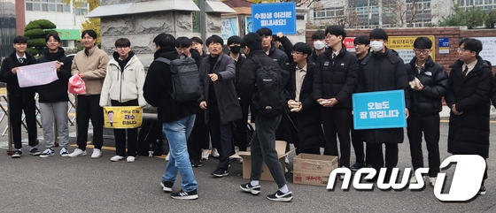 응원단의 격려 받으며 시험장 향하는 수험생들