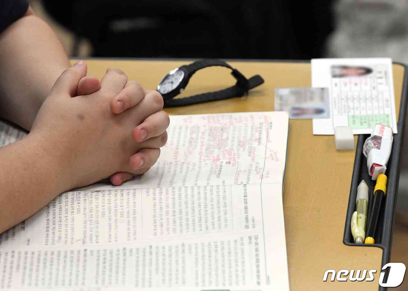 2024학년도 대학수학능력시험일인 16일 오전 서울 영등포구 여의도여고에서 수험생들이 시험 시작을 기다리고 있다. 2023.11.16/뉴스1 © News1 사진공동취재단