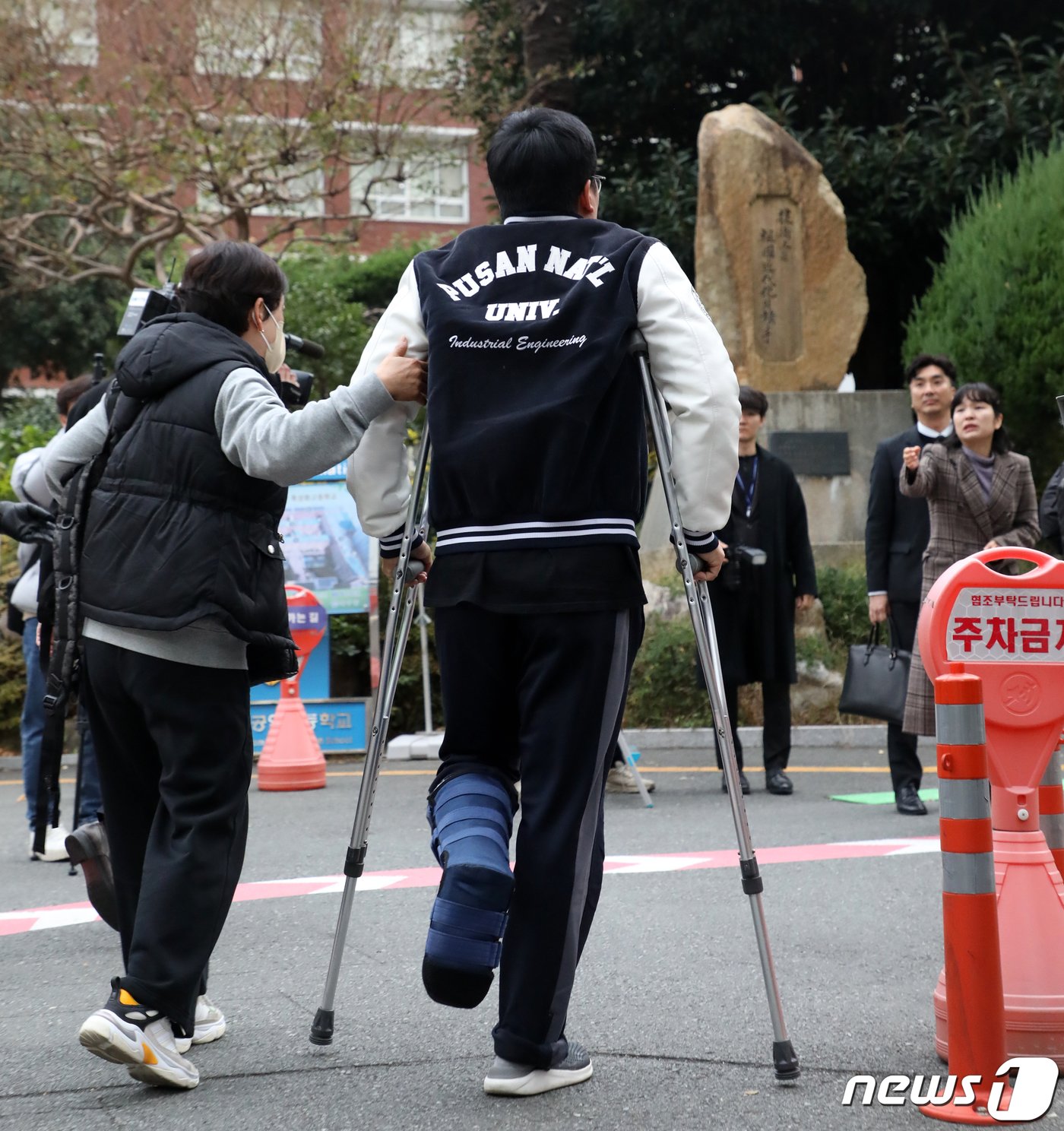 본문 이미지 - 2024학년도 대학수학능력시험일인 16일 오전 부산 부산진구 경남공업고등학교에서 다리를 다친 한 수험생이 목발을 짚고 고사장으로 향하고 있다. 2023.11.16/뉴스1 ⓒ News1 윤일지 기자