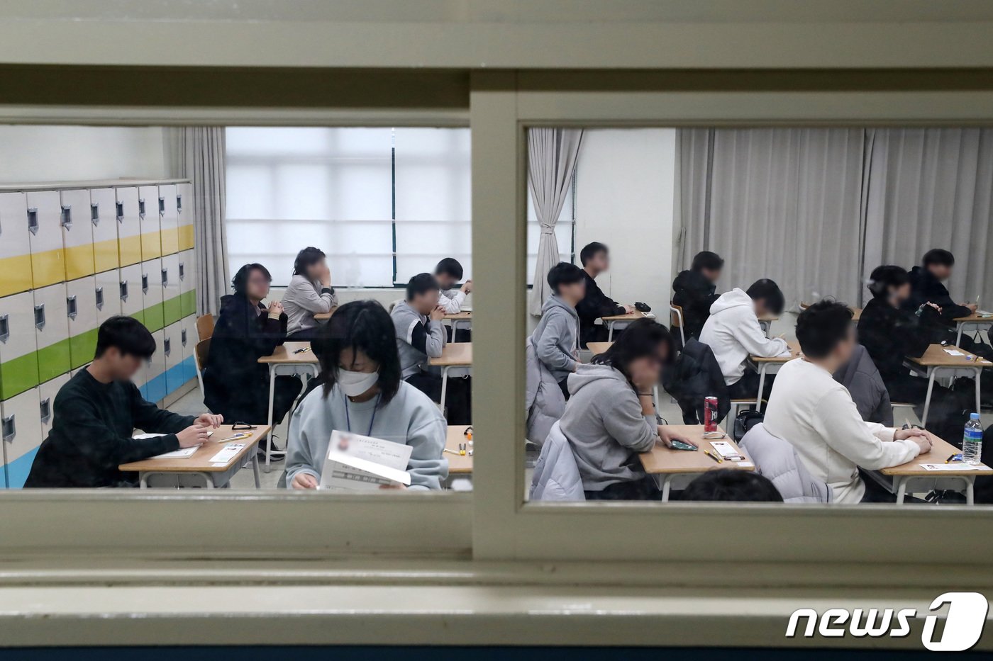 본문 이미지 - 2024학년도 대학수학능력시험이 치러진 16일 서울 용산고등학교에서 수험생들이 시험을 준비하고 있다. 2023.11.16/뉴스1 ⓒ News1 사진공동취재단
