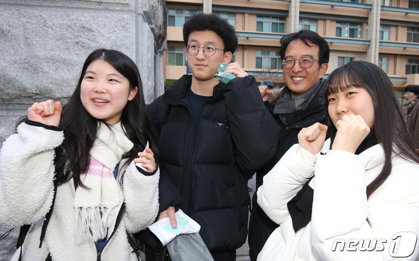 본문 이미지 - 2024학년도 대학수학능력시험일인 16일 오전 대전시교육청 제27시험지구 제16시험장인 대전 서구 한밭고등학교에서 교사와 후배들이 수험생을 응원하고 있다. 2023.11.16/뉴스1 ⓒ News1 김기태 기자