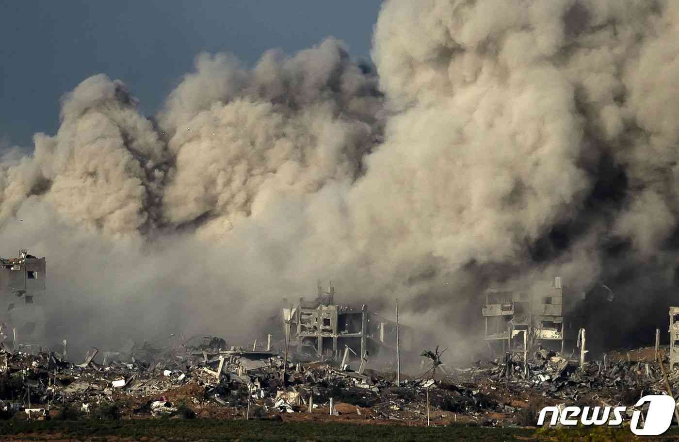이스라엘군이 가자지구 북부에 폭격을 가해 15일(현지시간) 거대한 연기와 먼지 구름이 하늘로 부풀어오르고 있다. 2023.11.16 © AFP=뉴스1 © News1 정지윤 기자