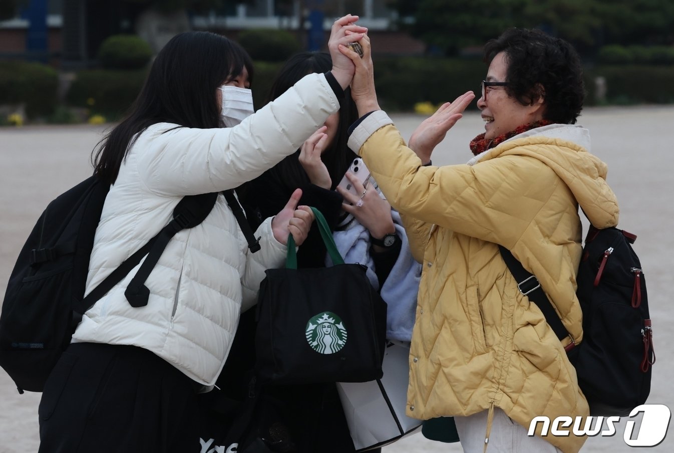 2024년 대학수학능력시험일인 16일 오전 64세 만학도 한 모씨&#40;오른쪽&#41;가 포항 남구 영일고에 마련된 수험장에서 손녀 뻘되는 수험생들과 하이파이브를 하고 있다. 2023.11.16/뉴스1 ⓒ News1 최창호 기자