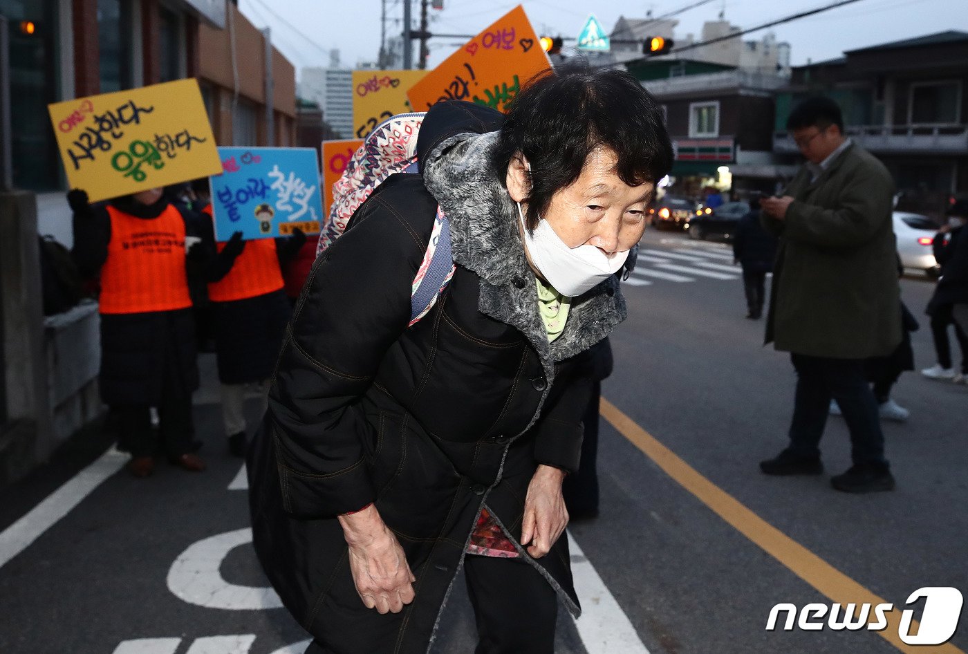 본문 이미지 - 2024학년도 대학수학능력시험일인 16일 오전 서울교육청 제12시험지구 제17시험장인 마포구 서울여자고등학교 앞에서 최고령 수험 응시생 김정자(84) 할머니가 일성여자중고등학교 학우들의 응원을 받으며 시험장으로 향하고 있다. 2023.11.16/뉴스1 ⓒ News1 박세연 기자
