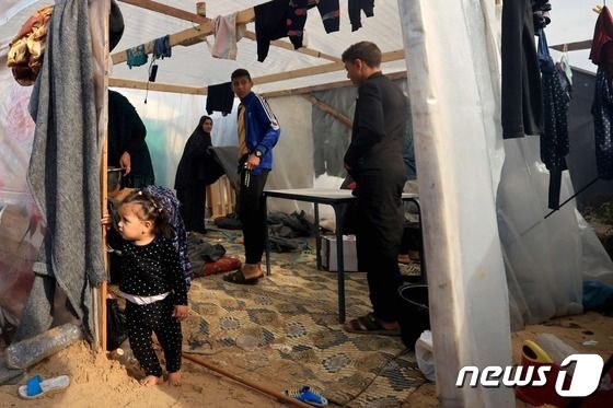 [포토] 비닐 천막서 생활하는 가자 피난민들