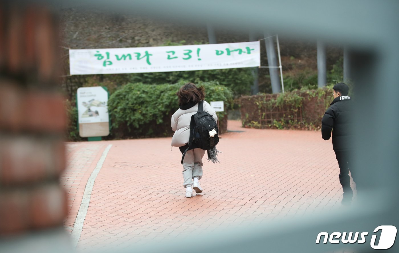 본문 이미지 - 2024학년도 대학수학능력시험일인 16일 오전 서울 중구 이화여자고등학교에 입실 시간이 임박해 도착한 한 수험생이 수험실로 뛰어 들어가고 있다. 2023.11.16/뉴스1 ⓒ News1 권현진 기자