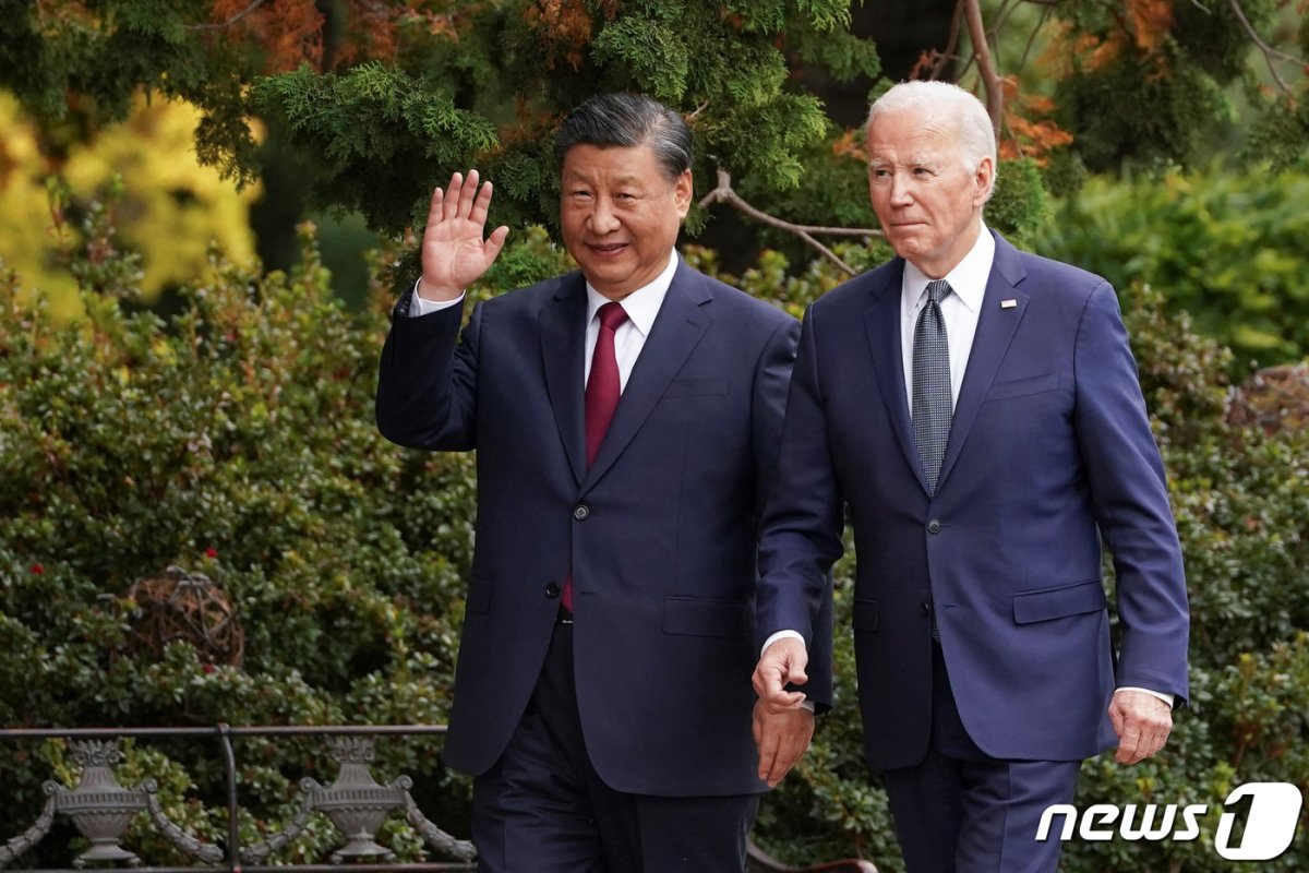 15일(현지시간) 시진핑 중국 국가주석(왼쪽)과 조 바이든 미국 대통령이 미국 캘리포니아주 샌프란시스코의 파이롤리 에스테이트에서 걸어가고 있다. 2023.11.16 © 로이터=뉴스1 © News1 정지윤 기자